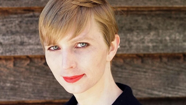 Chelsea Manning trolle Trump après sa décision d'interdire aux transgenres de servir dans l'armée