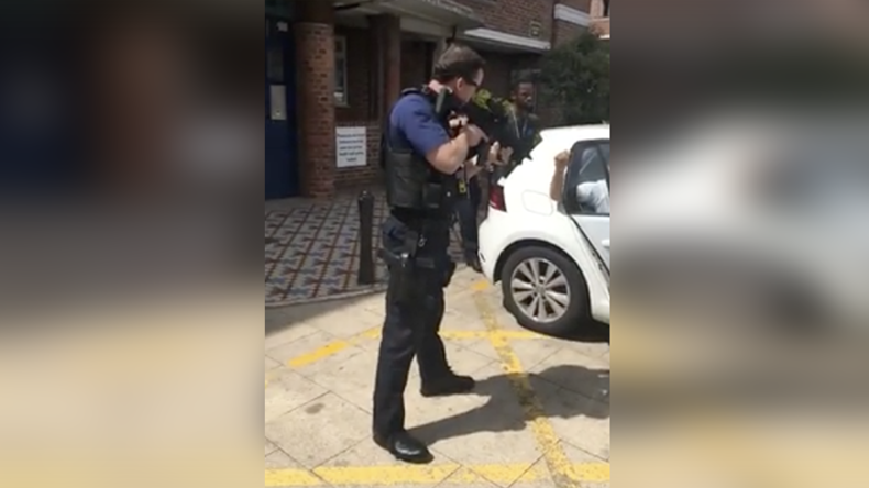 Mise en joue avec des fusils d'assaut : la police londonienne sous le feu des critiques (VIDEO)