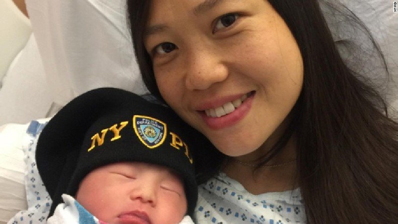 Etats-Unis : une femme accouche de l'enfant de son mari policier assassiné en 2014