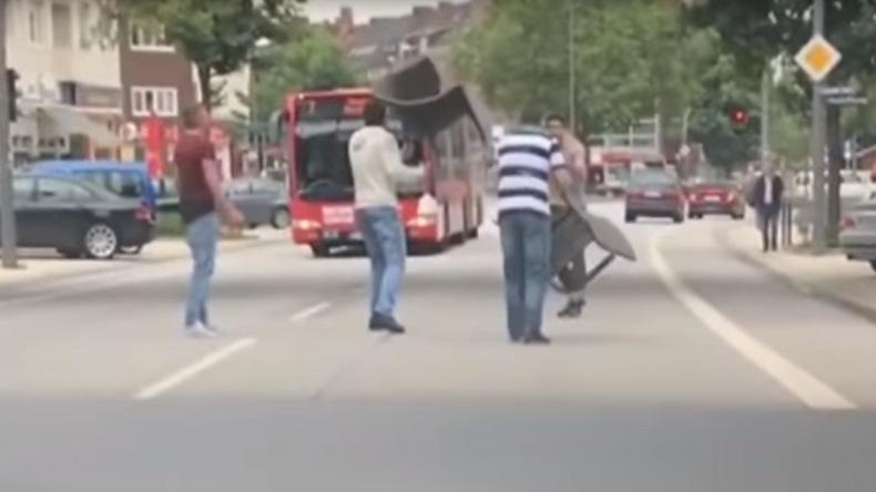 Le terroriste de Hambourg poursuivi par la foule en pleine rue (VIDEO)