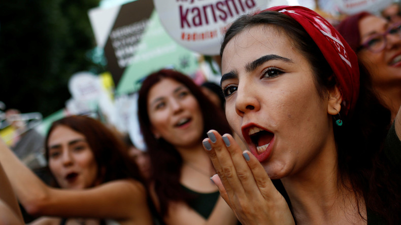 Des femmes manifestent à Istanbul pour le droit de se vêtir comme elles l'entendent (VIDEO)