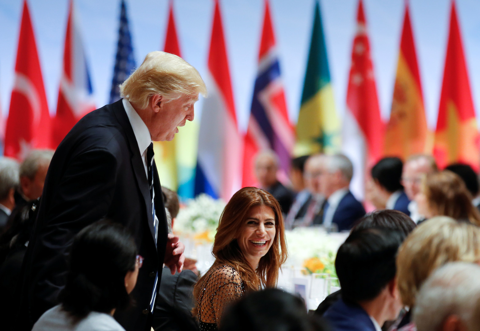 Les images du dîner du G20 laissent voir qui est assis à côté de Trump, Merkel ou Poutine