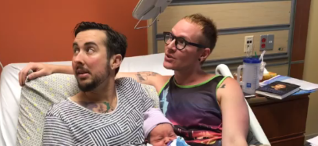 Etats-Unis : un homme transgenre a accouché de son premier enfant (PHOTOS)