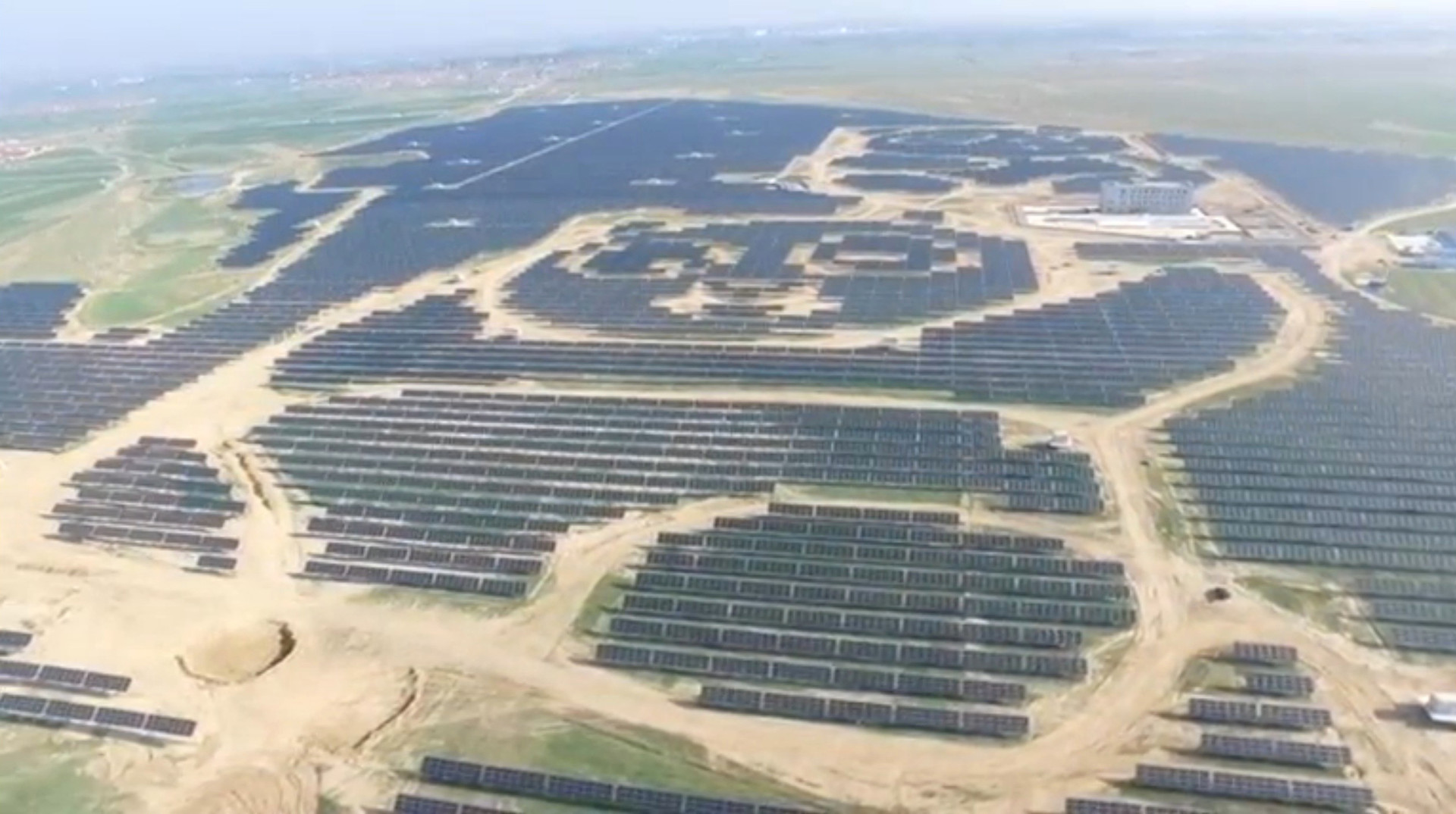 En Chine, une centrale solaire en forme de panda géant