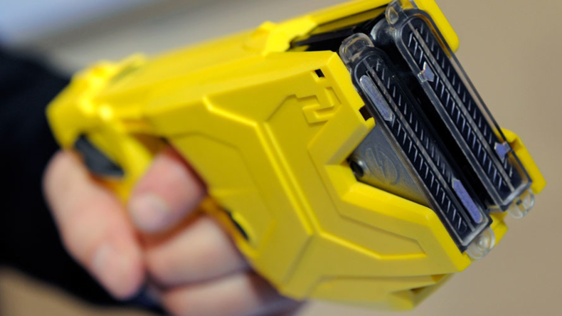 Etats-Unis : les adjoints d'un shérif électrocutent un jeune homme avec un taser (VIDEO CHOC)