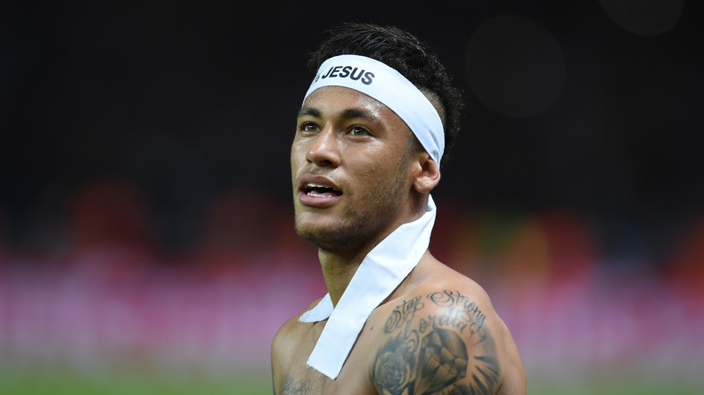 Macron, Darmanin, Corbière... Le transfert attendu de Neymar au PSG secoue la classe politique