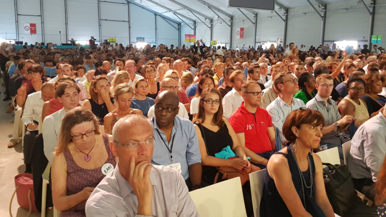 Des figurants payés pour «faire le show» lors de la convention de LREM ? Une militante l'affirme