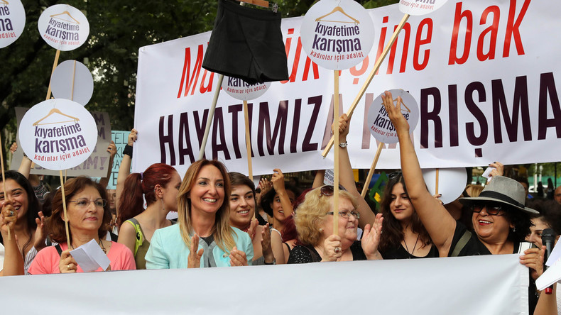 «Touche pas à mon short !» : les femmes manifestent pour leurs droits en Turquie (IMAGES)