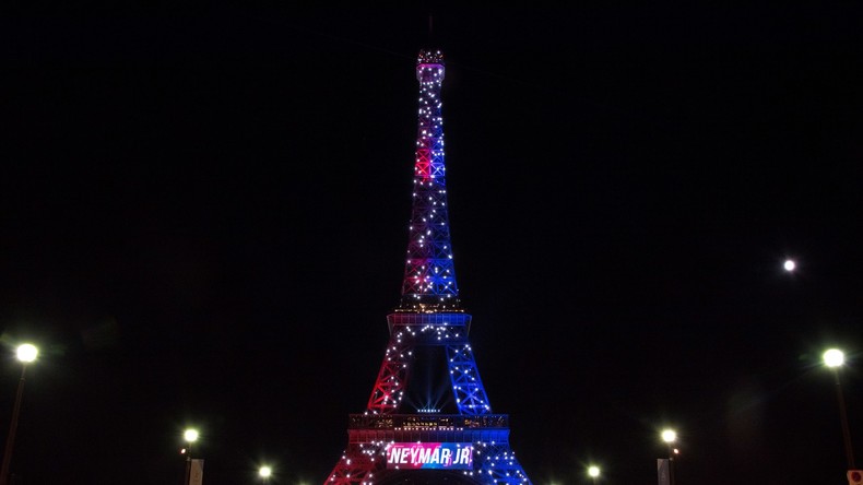 Illuminée par le PSG pour l'arrivée de Neymar, la tour Eiffel au cœur des débats sur Twitter