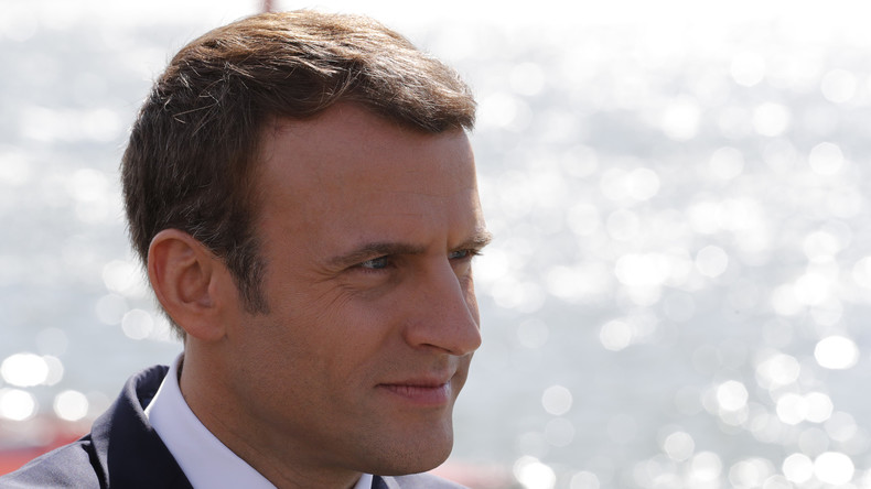 Le management du président Macron, adepte du texto de jour comme de nuit