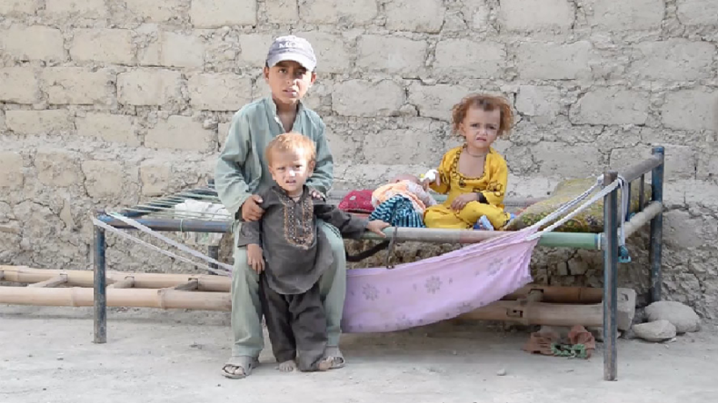 Des milliers d'Afghans poussés à l'exil par Daesh, les taliban et les frappes américaines