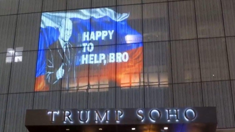 «A ton service, frérot» : des activistes projettent des images de Poutine sur un hôtel de Trump