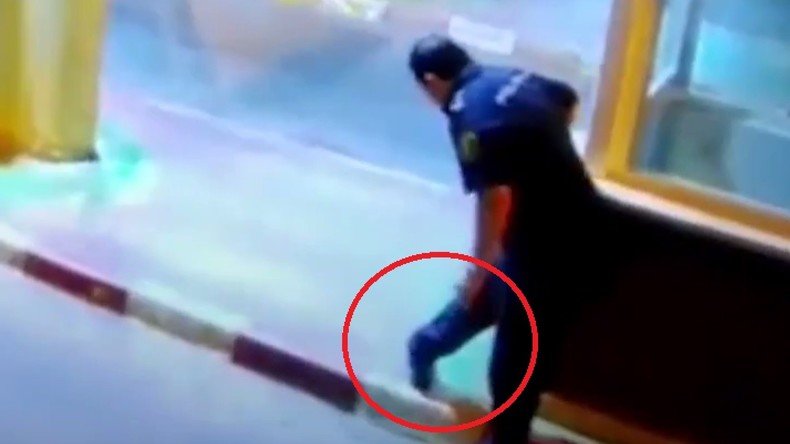 Un garde-frontière espagnol se brise la jambe en essayant d'arrêter des migrants à Ceuta (VIDEO)