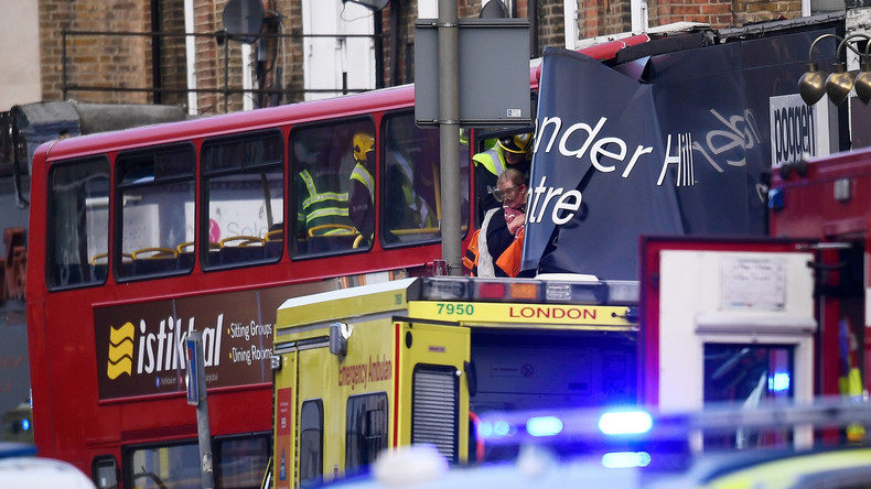 Un bus à impériale s'encastre dans un magasin à Londres (VIDEO)