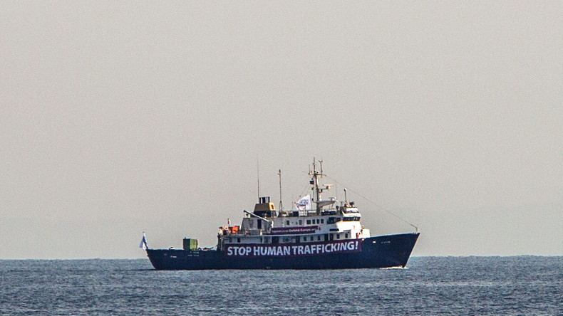 Le navire identitaire dément avoir été en détresse alors qu'une ONG pro-migrants allait le secourir