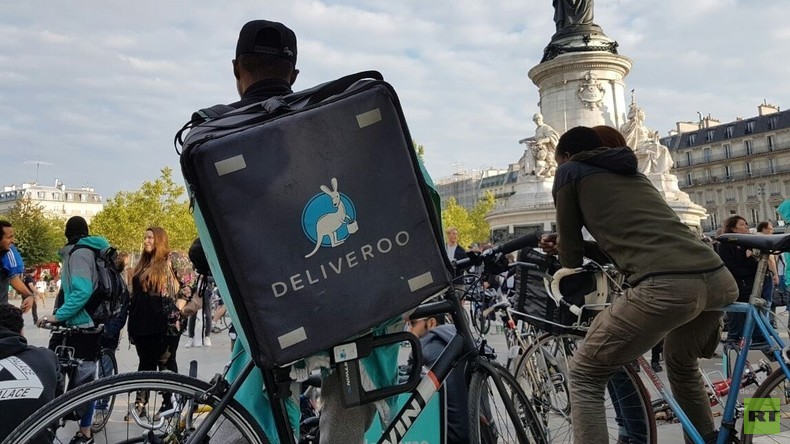 Les coursiers de Deliveroo se mobilisent à Paris contre la précarisation de leur statut