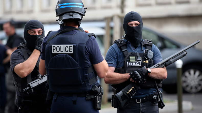 Terrorisme : le gouvernement crée un fichier recensant les interdictions de sortie du territoire