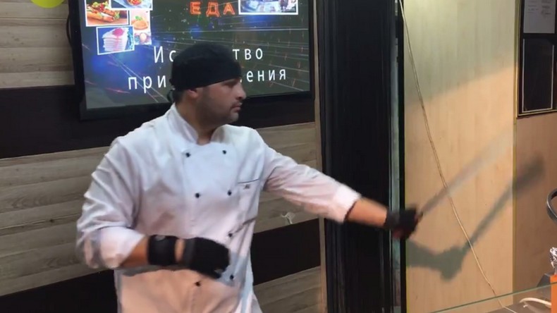Plus vite ! Plus vite ! Regardez le marchand de kebab le plus rapide de Russie