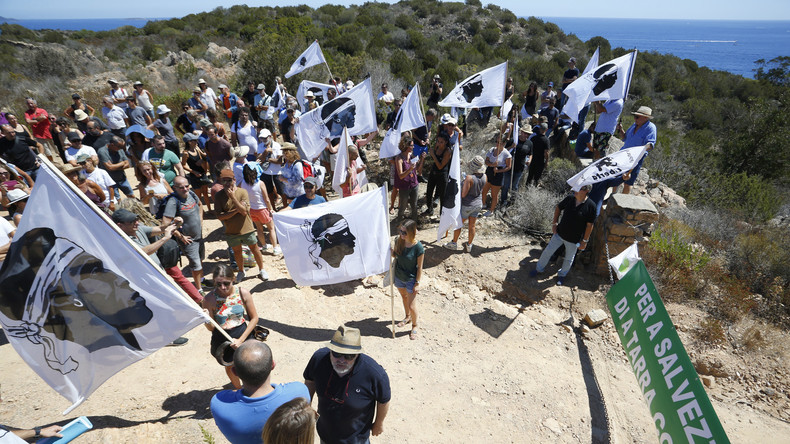 «Une injure à tous les Corses» : rassemblement pour la démolition de villas d'un proche de Macron