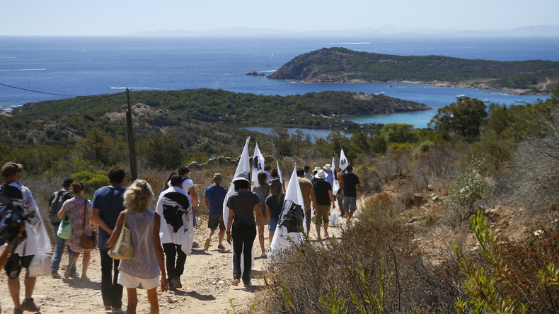 «Une injure à tous les Corses» : rassemblement pour la démolition de villas d'un proche de Macron