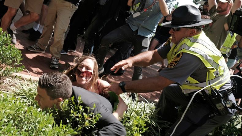 Une foule hostile empêche l'organisateur de la manifestation de Charlottesville de prendre la parole