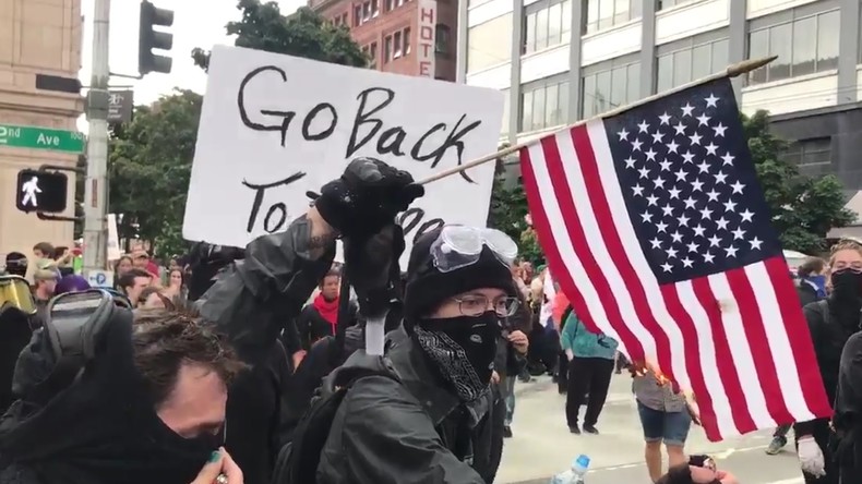 «F*ck America» : des antifas tentent de perturber un rassemblement pro-Trump à Seattle (IMAGES)