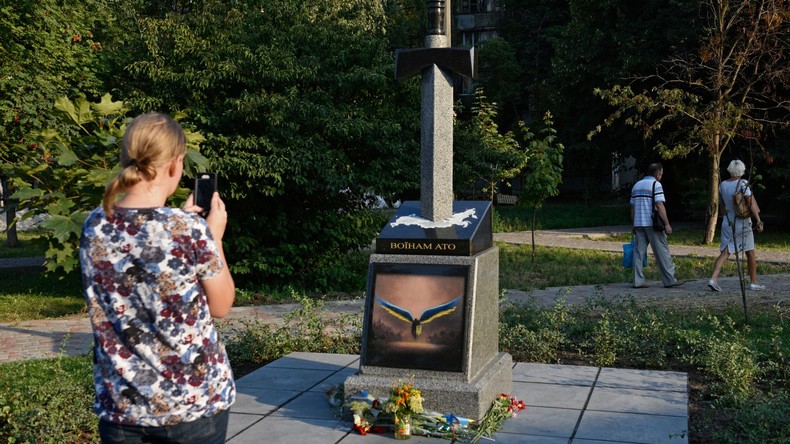 Un monument controversé installé à Kiev avec une épée perçant la Russie… et un personnage de Diablo