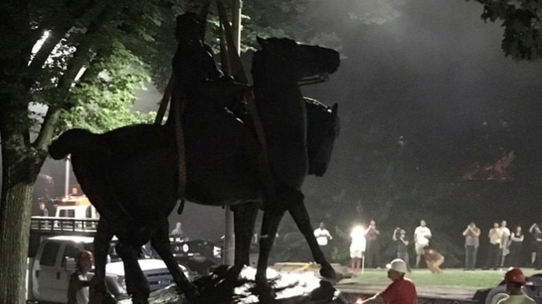 La ville de Baltimore fait retirer quatre statues confédérées, dont celle du général Lee (IMAGES)