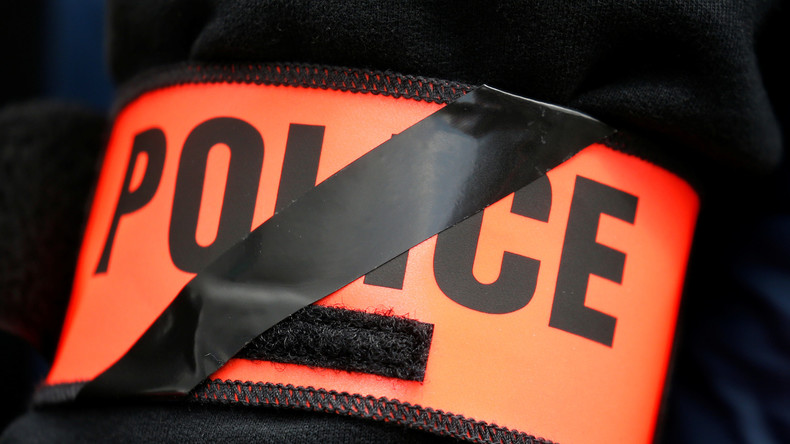 Un homme tente de foncer sur des policiers en voiture à Paris et hurle «Allah Akbar»