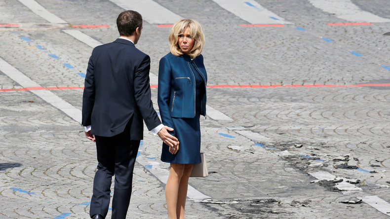 Emmanuel Macron Sous Le Patronage De Sa Femme La Toile Circonspecte Face Au Statut De Brigitte Rt En Francais