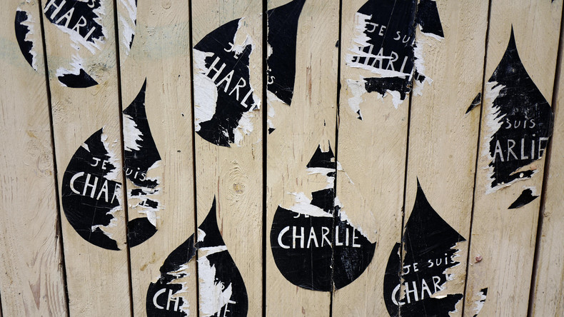 «Pour une fois, je suis Charlie» : le monde médiatico-politique se déchire sur la Une sur Barcelone