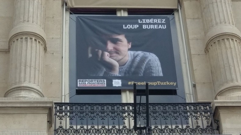 Une banderole de deux mètres inaugurée à Paris pour Loup Bureau, journaliste détenu en Turquie