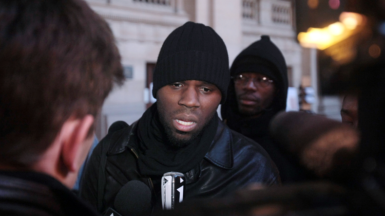 Kémi Séba dénonce le rôle de la Banque de France au Sénégal et brûle un billet de 5000 Francs CFA