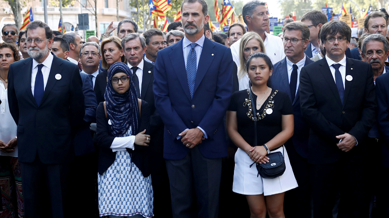 Le roi d'Espagne copieusement hué pendant les manifestations contre le terrorisme à Barcelone