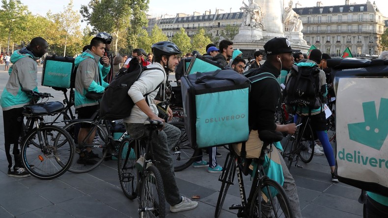 Les livreurs Deliveroo mobilisés dans la rue pour une meilleure rémunération (VIDEOS)