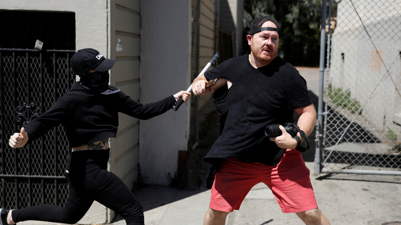 Berkeley : des centaines d'antifas attaquent des partisans de Trump et des journalistes (IMAGES)