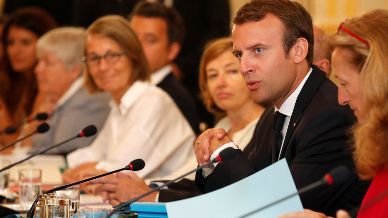 Baisse de popularité : refusant de «céder aux Cassandre», Macron repris de volée par les internautes