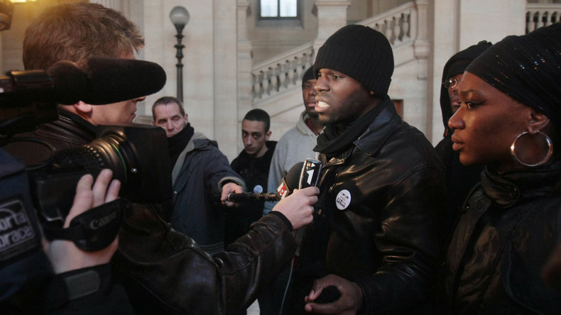 L'activiste Kémi Séba relaxé après avoir brûlé un billet de 5 000 francs CFA au Sénégal