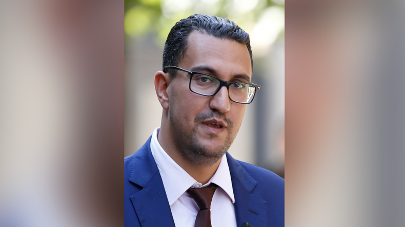 «Hors de lui», un député LREM frappe à coups de casque un responsable socialiste en plein Paris