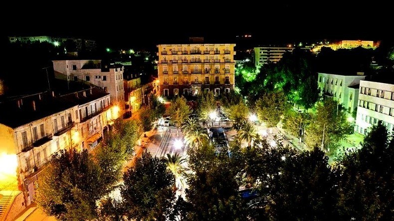 Deux policiers perdent la vie dans un attentat contre un commissariat en Algérie
