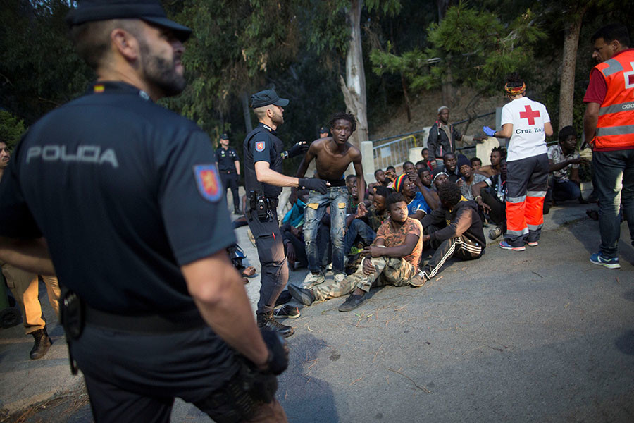 Le passage en force de migrants à la frontière espagnole fait des dizaines de blessés (VIDEO)