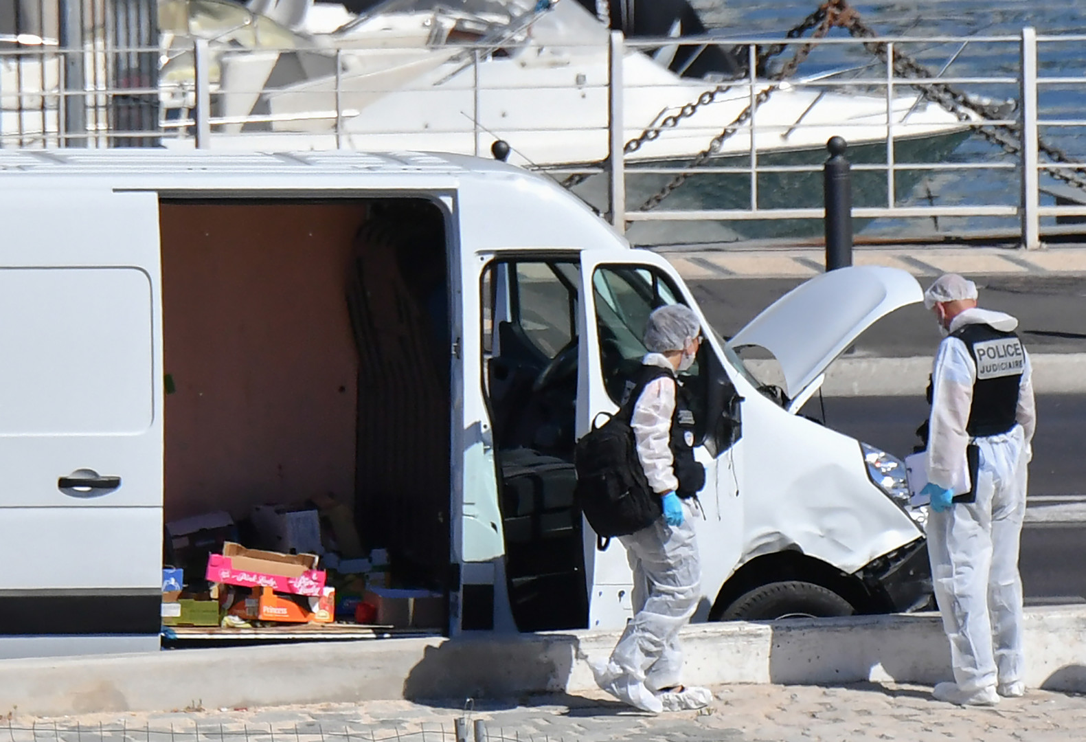 Camionnette cabossée et forces de l'ordre sur les dents : les images suivant l'incident de Marseille