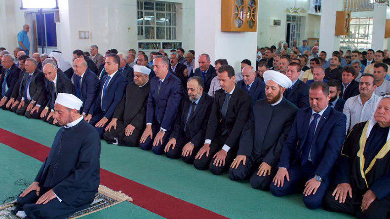 Pour la prière de l'Aïd, Bachar el-Assad se rend à Qara, libérée de Daesh (IMAGES)
