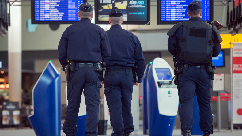 Perte d'autorisation du port d'arme hors service, grogne de la police aux frontières de Roissy