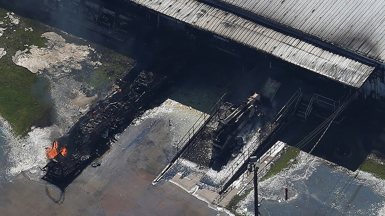 Incendie et épaisse fumée noire au-dessus de l'usine d'Arkema au Texas après Harvey (IMAGES)