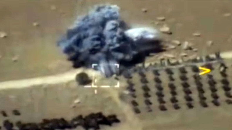 L'aviation russe bombarde une position de Daesh près de Deir ez-Zor en Syrie (VIDEO)