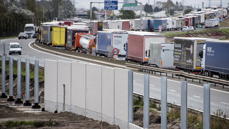 Calais : heurts entre une cinquantaine de migrants et la police sur la rocade portuaire