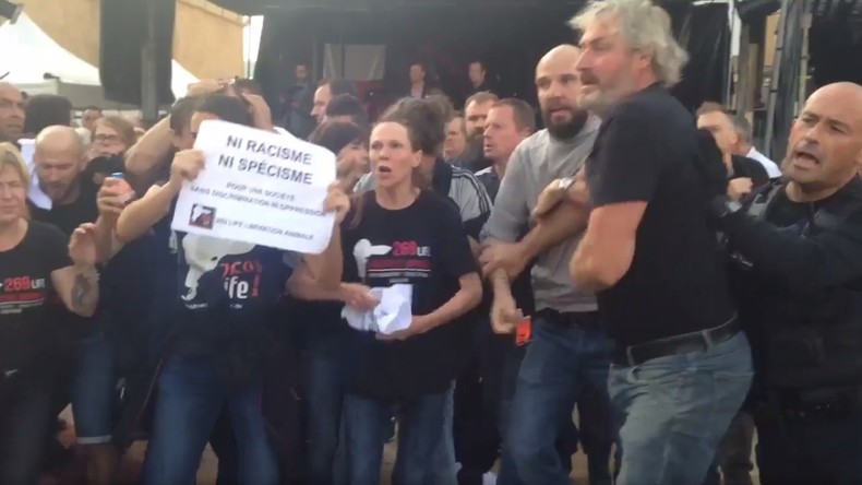 Le maire FN de Hayange chahuté par des militants anti-spécistes lors de la fête du cochon (VIDEO)