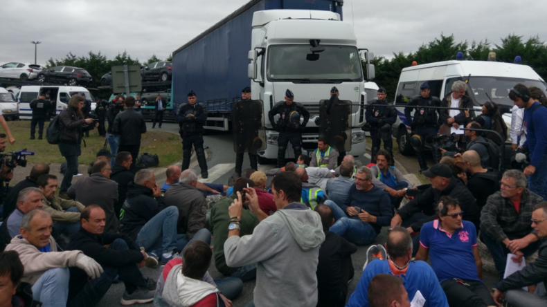 Opération de blocage de l'usine PSA de Poissy par des salariés de GM&S