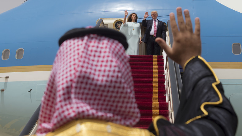 Dague en argent, épées, pièces en or : quand Donald Trump se fait gâter par l'Arabie saoudite